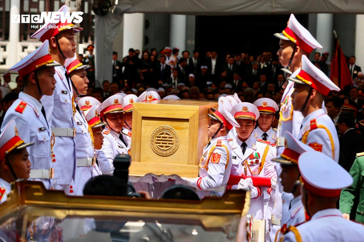 Đưa linh cữu Tổng Bí thư lên linh xa.