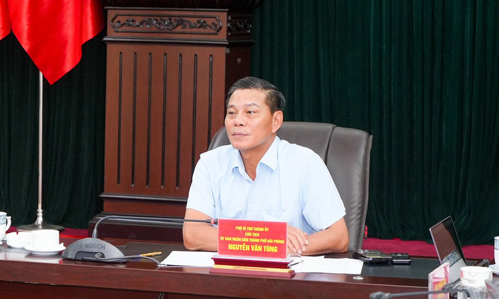 Chủ tịch UBND TP Hải Phòng Nguyễn Văn Tùng nghe các sở, ngành, đơn vị báo cáo về Dự án.