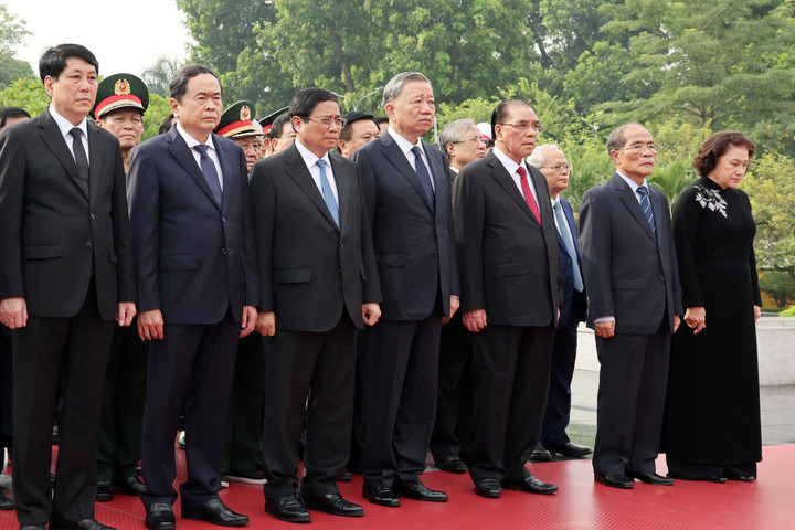 Lãnh đạo Đảng, Nhà nước tưởng niệm các Anh hùng liệt sĩ, vào Lăng viếng Bác - 2