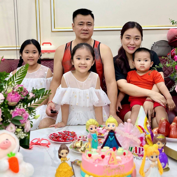 Ở tuổi 51, NSND Tự Long tận hưởng những ngày tháng hạnh phúc bên vợ con.