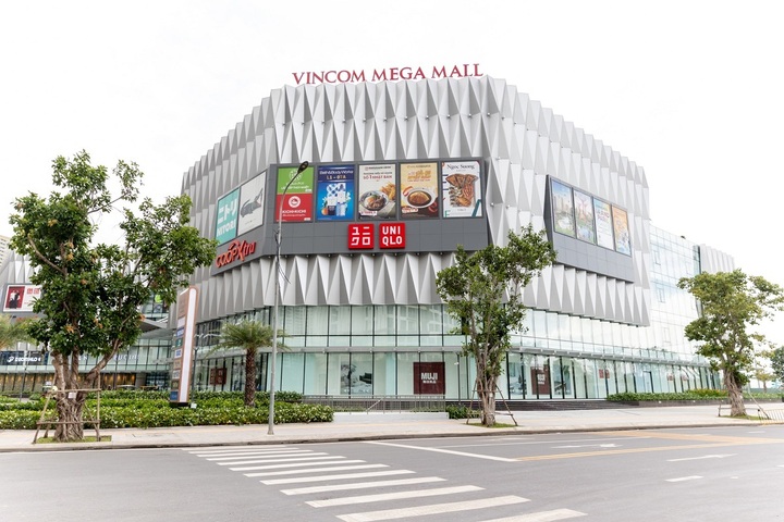 Vincom Mega Mall Grand Park nằm tại tâm điểm đại đô thị Vinhomes Grand Park (TP Thủ Đức, TP.HCM), với tổng diện tích hơn 45.000 m2 lấy cảm hứng từ phong cách “Park-In-Mall” đã chính thức khai trương.