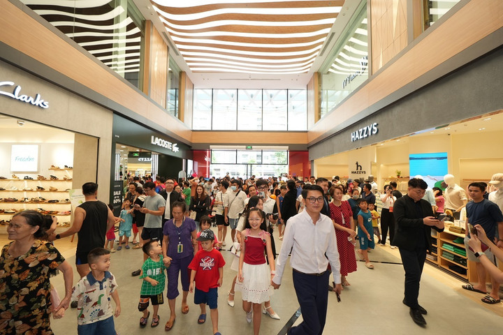 Trung tâm thương mại đã thu hút đông đảo khách hàng đến vui chơi, giải trí, mua sắm sáng ngày khai trương chính thức.