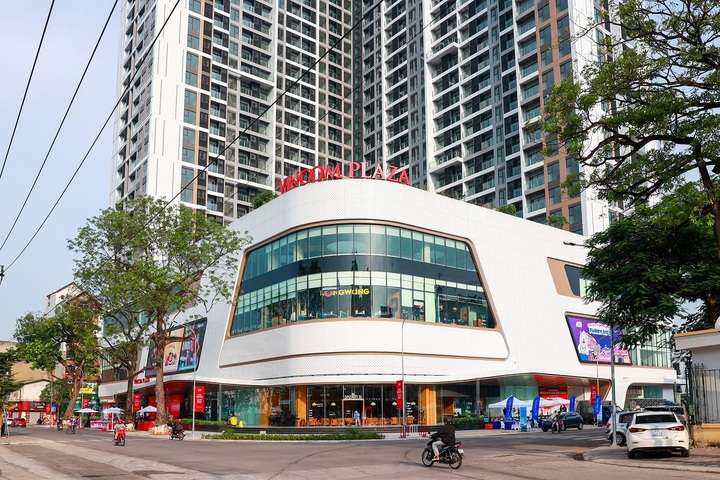 Vincom Plaza Bắc Giang với 4 mặt tiền giáp các tuyến đường lớn mang phong cách kiến trúc Vị Lai (Futuristic) cũng chính thức khai trương sáng ngày 27/7.