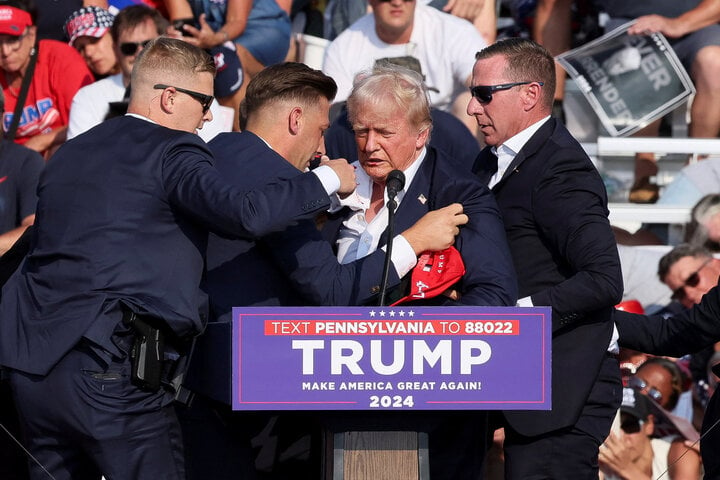 Lực lượng an ninh bảo vệ ông Trump sau những tiếng súng nổ tại cuộc vận động tranh cử ở Butler, Pennsylvania, hôm 13/7. (Ảnh: Reuters)