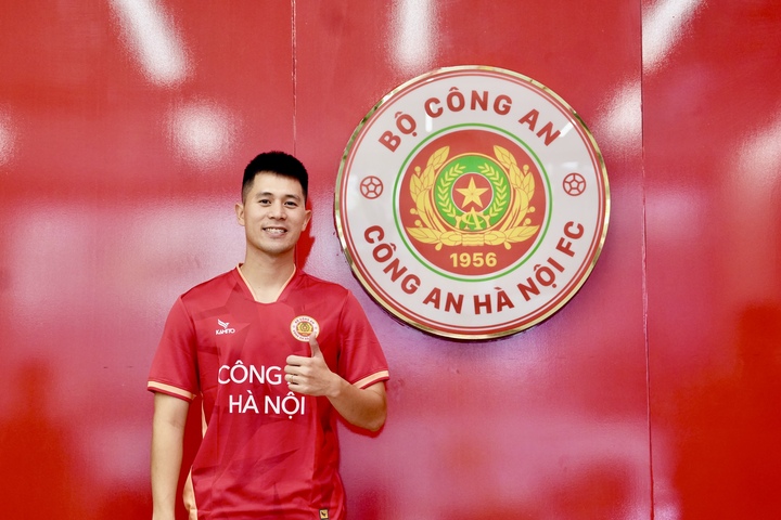 Đình Trọng ra mắt CLB Công an Hà Nội.