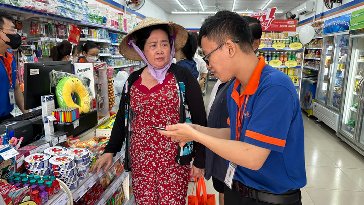 Hình ảnh Nhân viên tư vấn khách hàng làm thẻ.