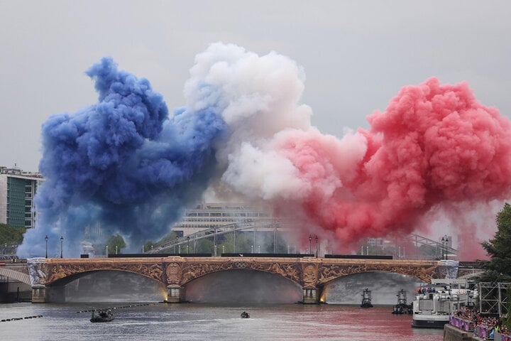 Làn khói xuất hiện trên sông Seine như một lời chào với ba màu tượng trưng có quốc kì của nước chủ nhà Pháp.