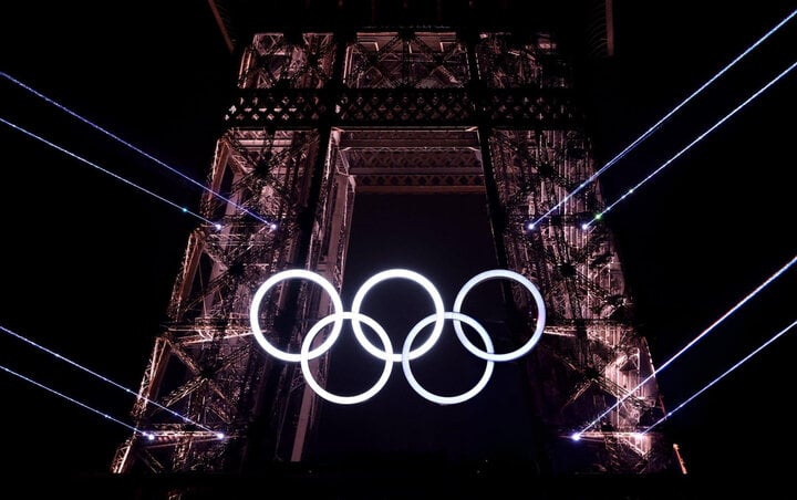 Vòng tròn Olympic xuất hiện trên tháp Effiel.