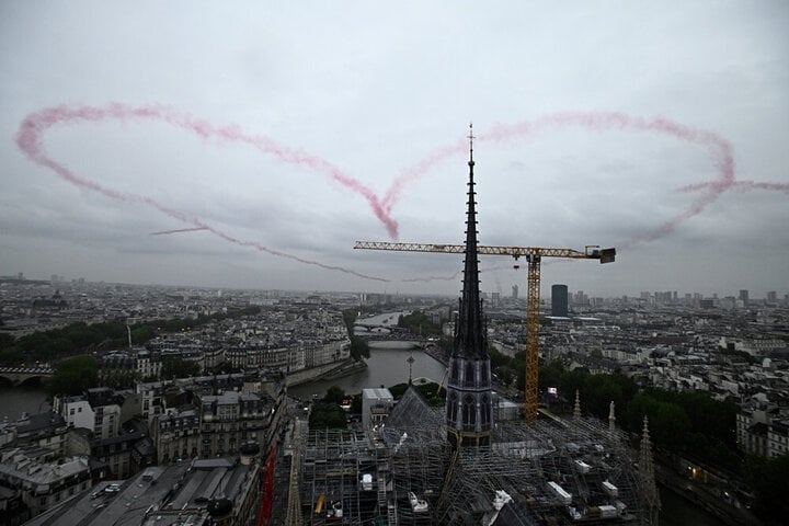 Màn trình diễn nghệ thuật đẳng cấp trên bầu trời Paris.
