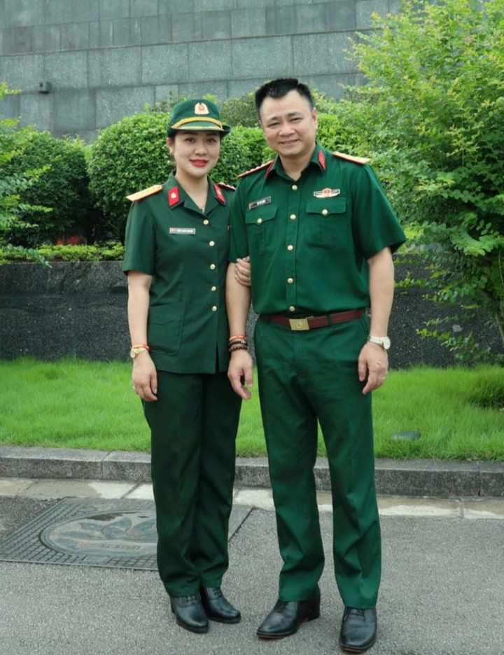 Tự Long bên bà xã.