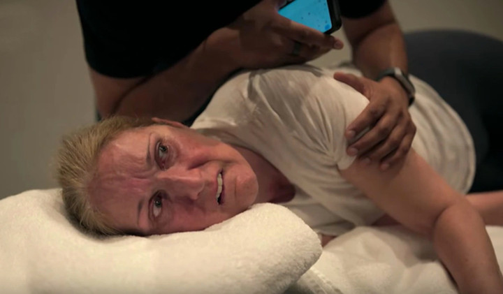 Celine đau đớn chống lại bệnh tật để trở lại sân khấu.