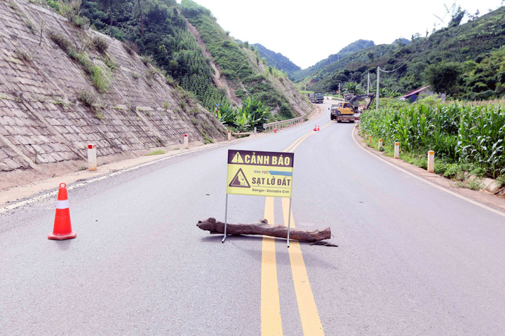 Biển cảnh báo khu vực sạt lở đất để đảm bảo an toàn cho người và các phương tiện giao thông.