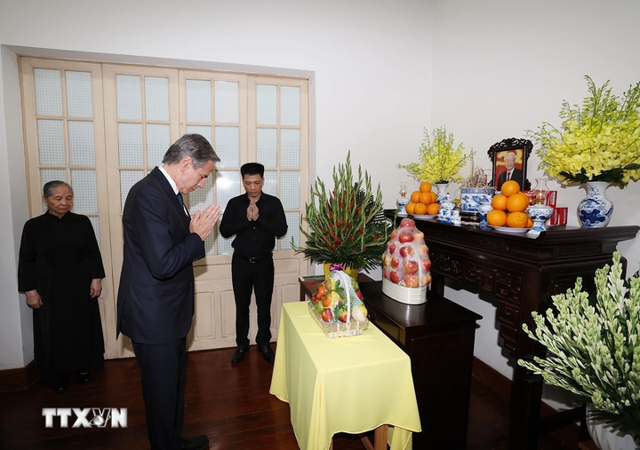 Ngoại trưởng Hoa Kỳ Antony Blinken thắp hương viếng Tổng Bí thư Nguyễn Phú Trọng. (Ảnh: Trí Dũng/TTXVN)