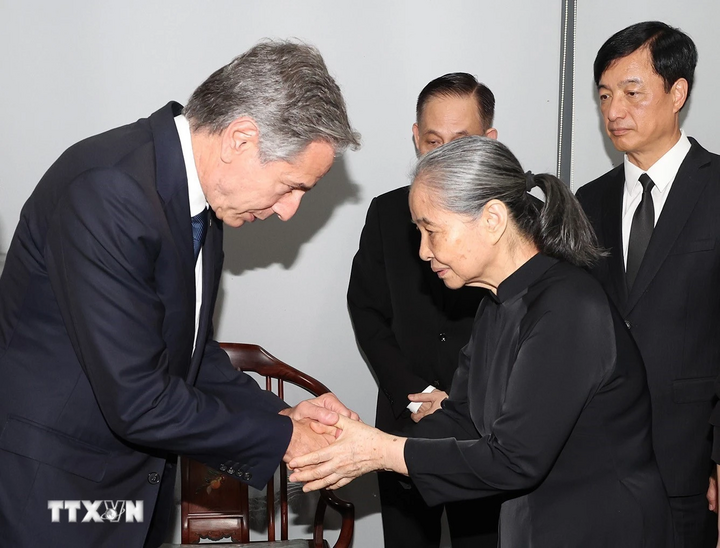 Ngoại trưởng Hoa Kỳ Antony Blinken chia buồn cùng Bà Ngô Thị Mận, Phu nhân của Tổng Bí thư Nguyễn Phú Trọng. (Ảnh: Trí Dũng/TTXVN)