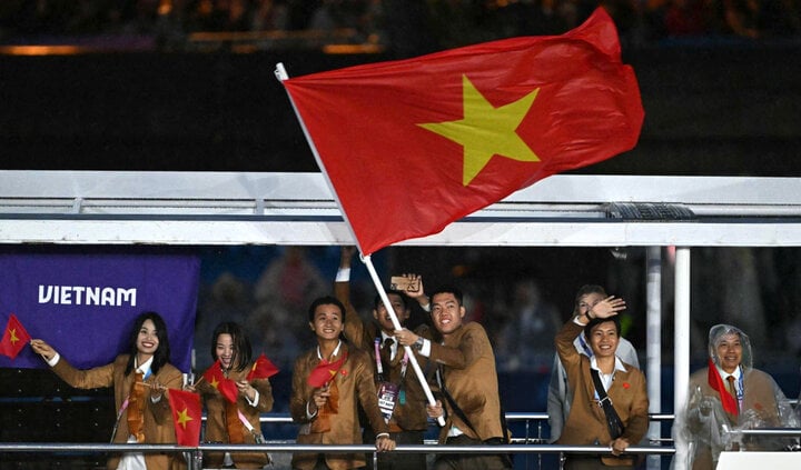 Đoàn thể thao Việt Nam diễu hành gần cuối. Các vận động viên bày tỏ niềm vui và sự tự hào khi được thi đấu tại Olympic.
