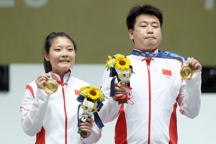 Jiang Ranxin (trái) phá kỷ lục Olympic ngay lần đầu tham dự.