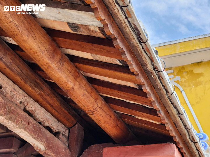 Tất cả những phần kiến trúc còn có thể sử dụng như gỗ, sàn, lan can nếu đảm bảo tính nguyên gốc thì đã được giữ lại.