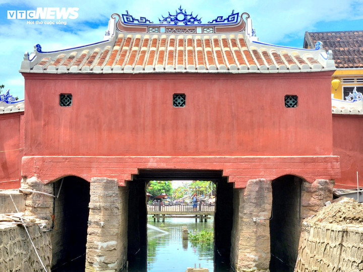 Lớp vôi phủ bên ngoài di tích Chùa Cầu khiến nhiều người có cảm giác lạ lẫm.