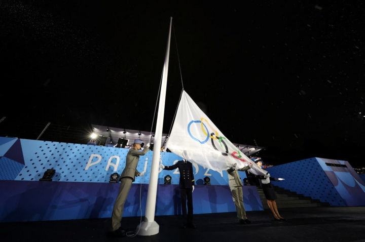 Cờ Olympic bị phát hiện treo ngược trong phần kết buổi lễ khai mạc. (Ảnh: Independent)