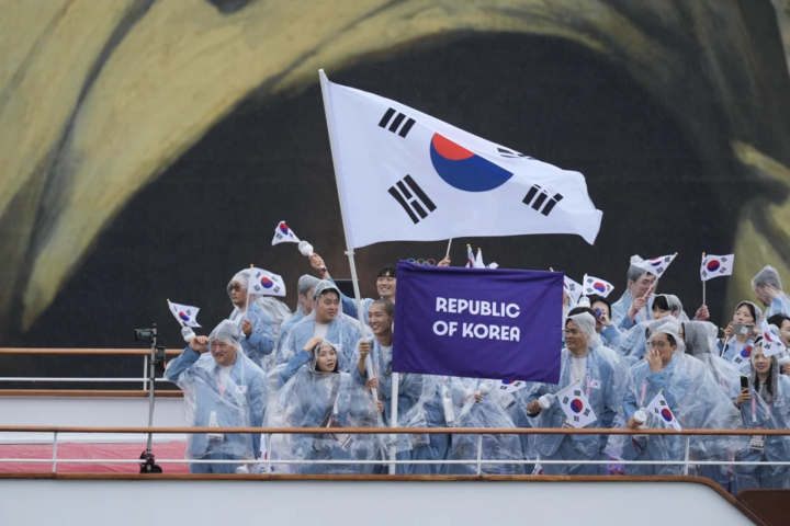 Đoàn Hàn Quốc diễu hành trên sông Seine trong lễ khai mạc Olympic Paris. (Ảnh: AP)
