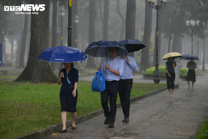 Thời tiết TP.HCM hôm nay 28/7, mây đan xen, chiều tối có mưa rào và dông rải rác.
