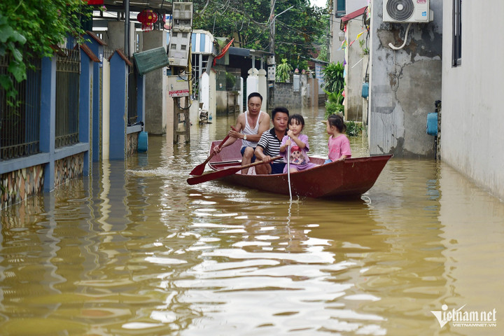 Nhiều xã ngoại thành Hà Nội đã 3 ngày chìm trong biển nước - 9