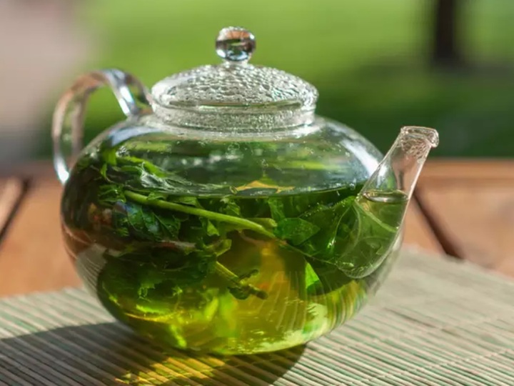 Chọn bình phù hợp cũng là bí kíp để nước trà tươi luôn xanh. (Ảnh: Timesofindia)