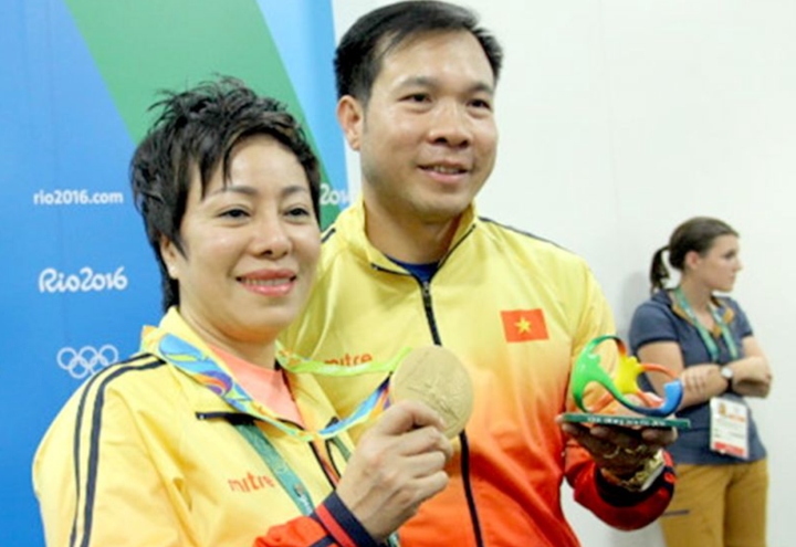 Bà Nguyễn Thị Nhung và xạ thủ Hoàng Xuân Vinh giành HCV tại Olympic 2016.