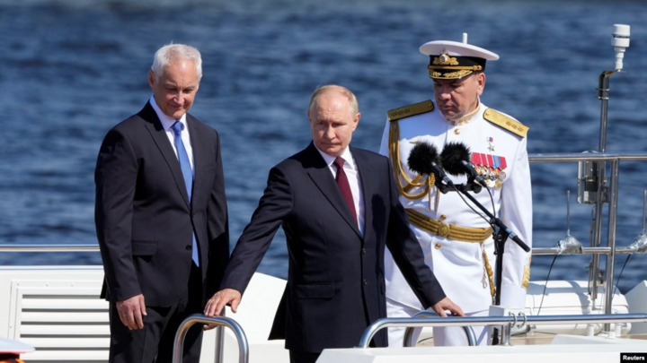 Tổng thống Putin tham dự lễ duyệt binh Ngày Hải quân Nga hôm 28/7. (Ảnh: Reuters)
