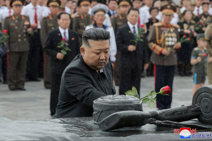 Nhà lãnh đạo Triều Tiên Kim Jong-un đến thăm các đài tưởng niệm tôn vinh chiến sĩ tham gia Chiến tranh Triều Tiên 1950-1953.