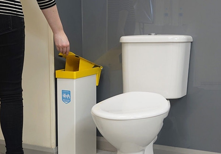 Chắc hẳn hạn đã có đáp án cho câu hỏi nên vứt giấy vệ sinh vào bồn cầu hay thùng rác. (Ảnh: Stackexchange)