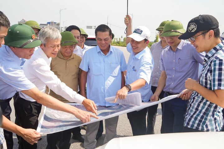 Lãnh đạo TP Hải Phòng kiểm tra thực địa chiều ngày 26/7. (Ảnh: CTTĐT TP Hải Phòng)