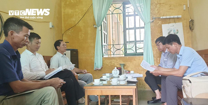 Lãnh đạo Phòng LĐ-TBXH huyện Đông Hưng và cán bộ xã Hồng Bạch trong buổi cung cấp thông tin vụ việc với PV VTC News.