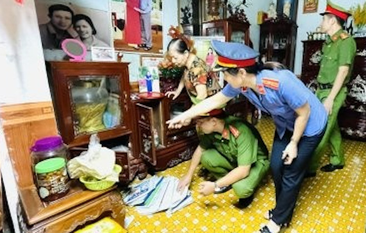 Cơ quan CSĐT Công an TP Thanh Hoá thực hiện khám xét nơi ở của Lê Bá Bình.