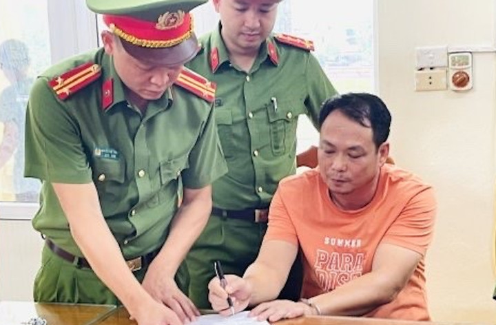 Nguyễn Đại Thắng ký nhận các quyết định phê chuẩn của Viện kiểm sát.