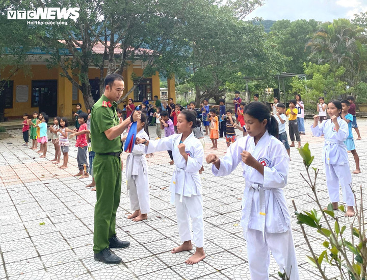 Đại uý Nguyễn Viết Hùng đang hướng dẫn các thế võ cho học viên nhí ở xã vùng cao (Thừa Thiên - Huế). (Ảnh: CACC)