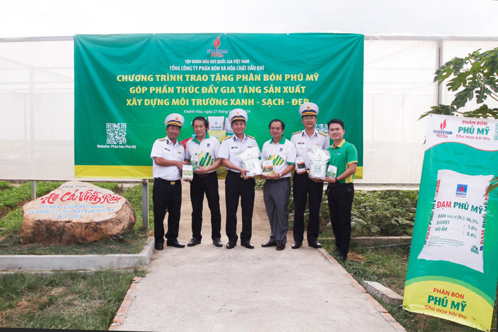 Trao tặng phân bón Phú Mỹ cho cán bộ chiến sĩ Lữ đoàn 162 Vùng 4 Hải quân.