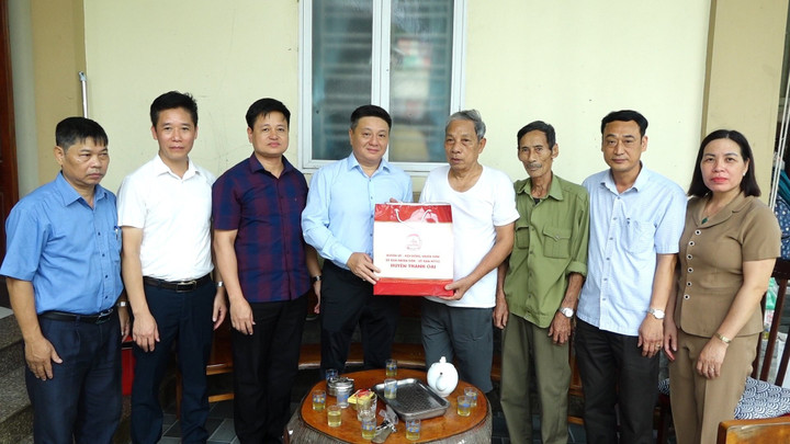 Bí thư Huyện ủy Thanh Oai cùng các đại diện Phòng, Ban đã đến thăm, tặng quà các gia đình chính sách trên địa bàn.