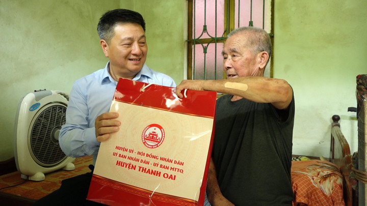 Bí thư Huyện ủy Thanh Oai Bùi Hoàng Phan ân cần hỏi thăm sức khỏe và chúc các gia đình chính sách, người có công với cách mạng luôn mạnh khỏe, là tấm gương để con cháu noi theo.