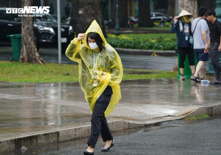 Thời tiết TP.HCM hôm nay 29/7,mây gián đoạn, từ sáng đến trưa trời nắng, về chiều tối có mưa rào và dông vài nơi.