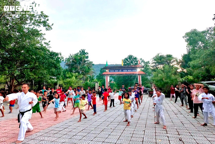 Lớp học võ miễn phí của Đại uý Nguyễn Viết Hùng ngày càng đông.