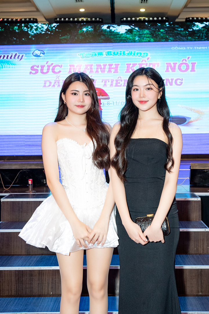 Lọ Lem và Hạt Dẻ đã thu hút ánh nhìn của mọi người xung quanh và được săn đón như những ngôi sao đình đám. Nhan sắc nổi bật của hai chị em nhận được nhiều lời khen ngợi.