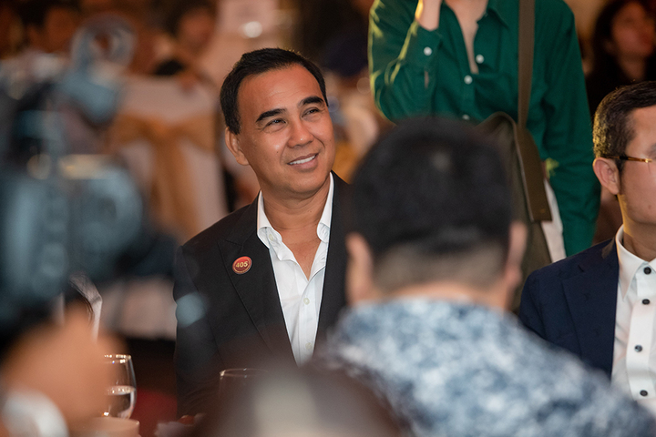 "Khi kinh doanh cũng vậy, tôi nói các anh em nếu có thất bại, ít nhất chúng ta đã mang đến những gì tốt nhất cho bà con. 30 năm qua, tôi thấy mình dường như chưa làm điều gì xấu cả", nam MC thổ lộ.