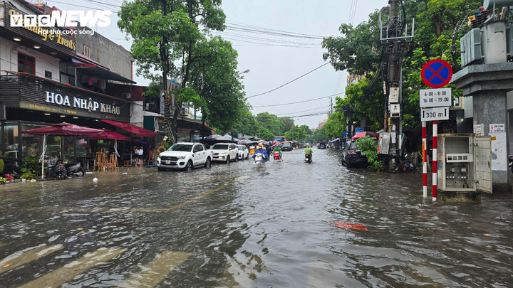 Đường Nguyễn Cao (đoạn gần chợ Đọ) nước ngập sâu nửa mét.
