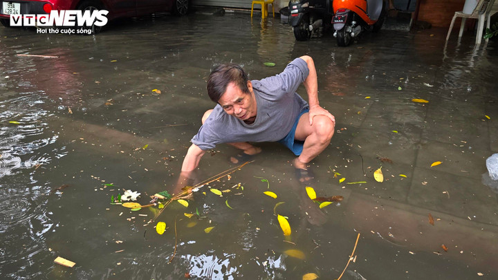 Ông Đỗ Quốc Hùng (phường Ninh Xá) cho biết, rất lâu rồi mới có trận mưa to như thế, cả lòng đường và vỉa hè đều bị ngập.