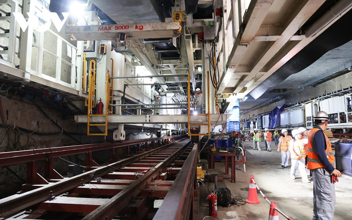 Robot TBM gồm phần khiên đào và hệ thống phụ trợ phía sau, với tổng chiều dài hơn 100 m.