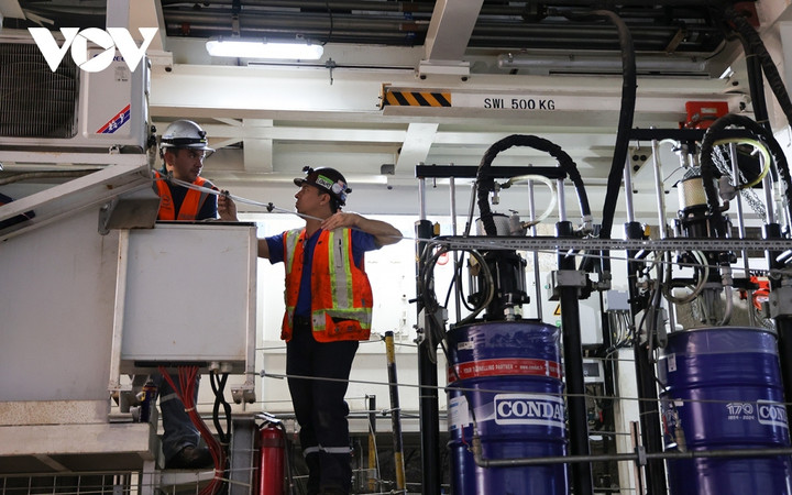 Đây là nơi chuyên gia trực tiếp điều khiển quá trình hoạt động của TBM, gồm hệ thống điện, hệ thống vận hành, buồng điều áp, xilanh đẩy, hệ thống vận chuyển đất thải…