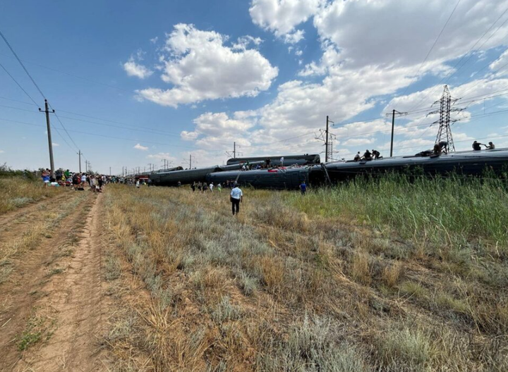 9 toa tàu bị trật bánh, nghiêng đổ sau vụ va chạm. (Ảnh: Reuters)