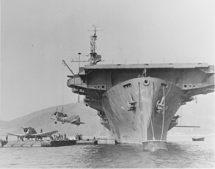 Tàu sân bay USS Bismarck Sea (CVE-95).