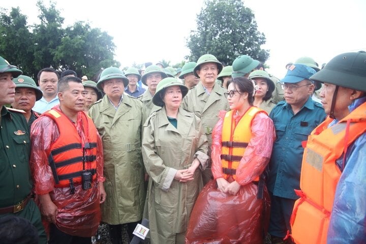 Bí thư Thành ủy Hà Nội Bùi Thị Minh Hoài cùng lãnh đạo thành phố làm việc tại xã Cấn Hữu (huyện Quốc Oai).